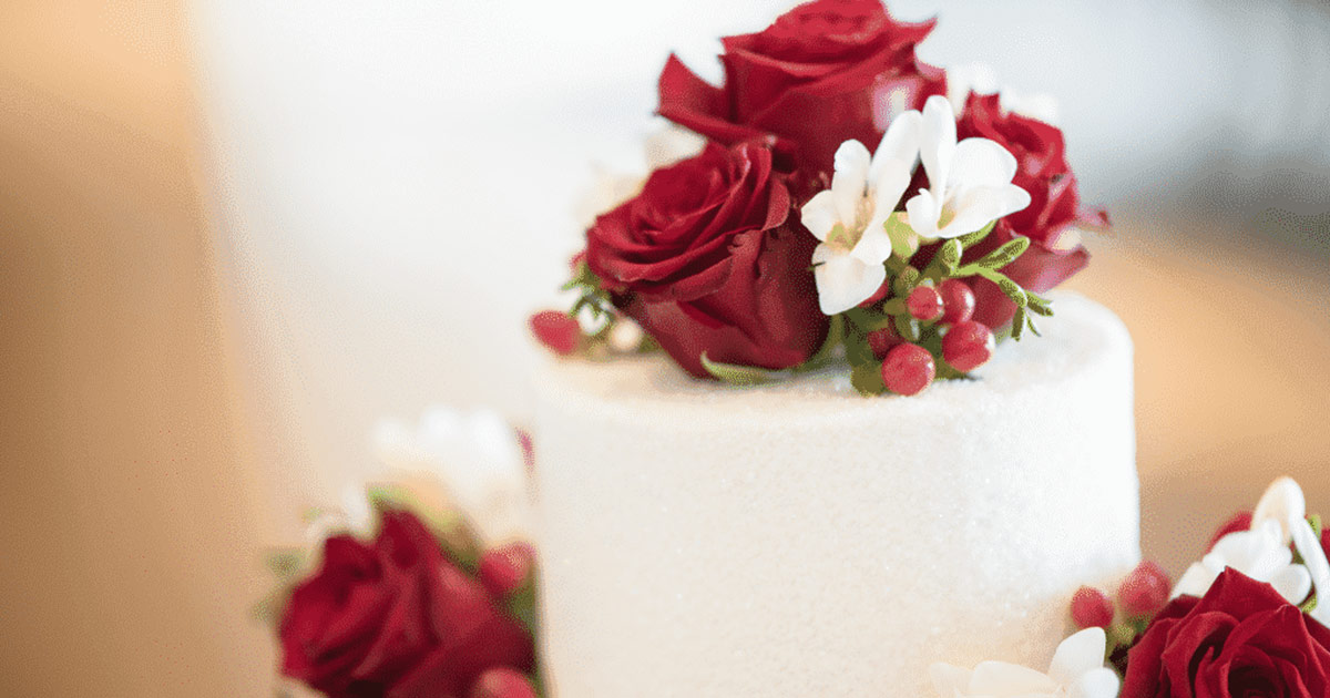 wedding cake with roses