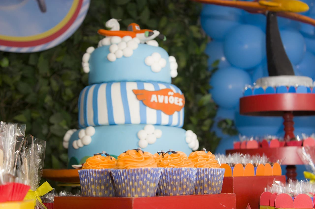 Airplane themed party with cake 