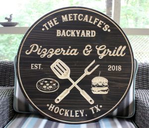 An image of a pizza & grill bar sign